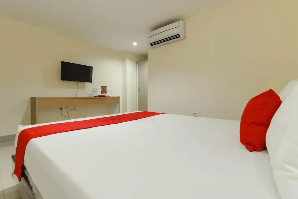 RedDoorz Plus near Harmoni Gajah Mada