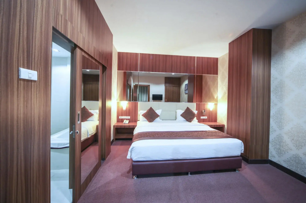 New Hollywood Hotel