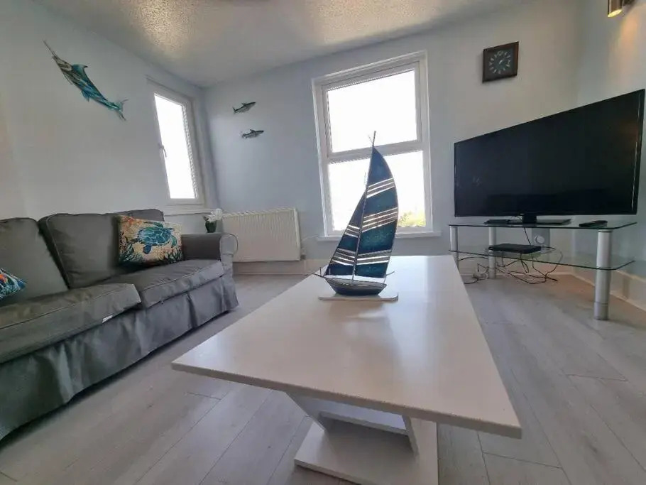 Sea Views, Big 2 Bed Flat Close To Beach & Harbour