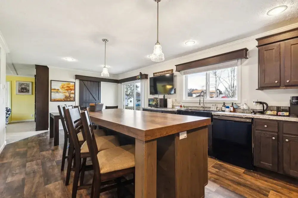 Sunsets & Serenity: Port Clinton Waterfront Stay 3 Bedroom Home