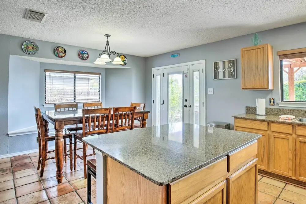 San Antonio Getaway ~ 18 Mi to Dtwn + Pool!