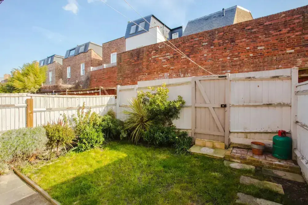 Classic and Elegant 3 Bedroom Apartment With Private Garden