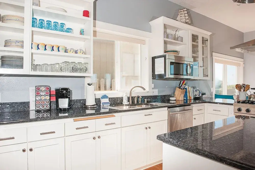 Roads End Light 4 Br home by RedAwning