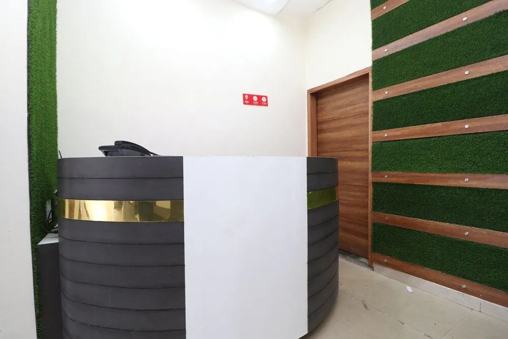 OYO 28575 Hotel J&B