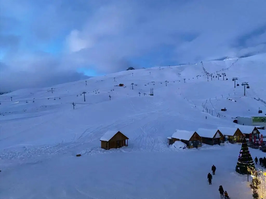 George Snow Apartments in New Gudauri - fireplace, 50m to Gondola lift
