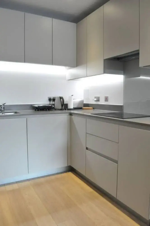 Modern 1 Bedroom Apartment in Brixton With Balcony