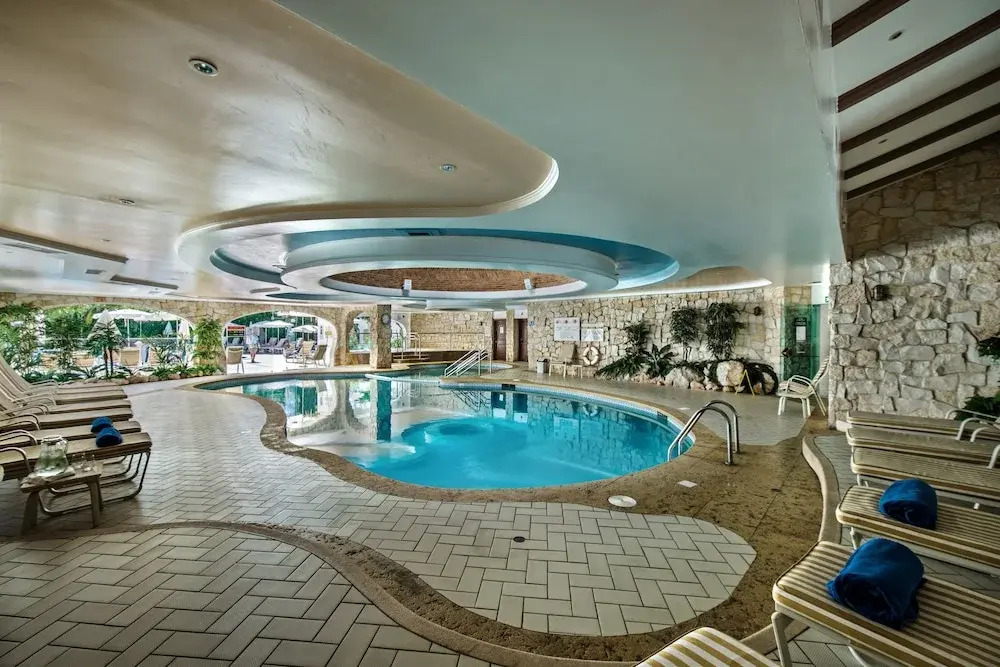 Four Seasons Country Club