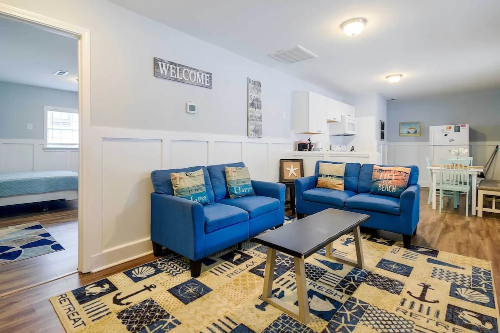2 Mi to Barefoot Landing! 'bailey's Beach Cottage'