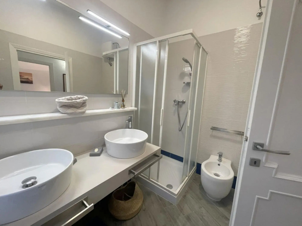 Apartment o the ground floor in villa with big garden, mt. 30 far from the sea. 3 bedrooms. Parking.-AS 11