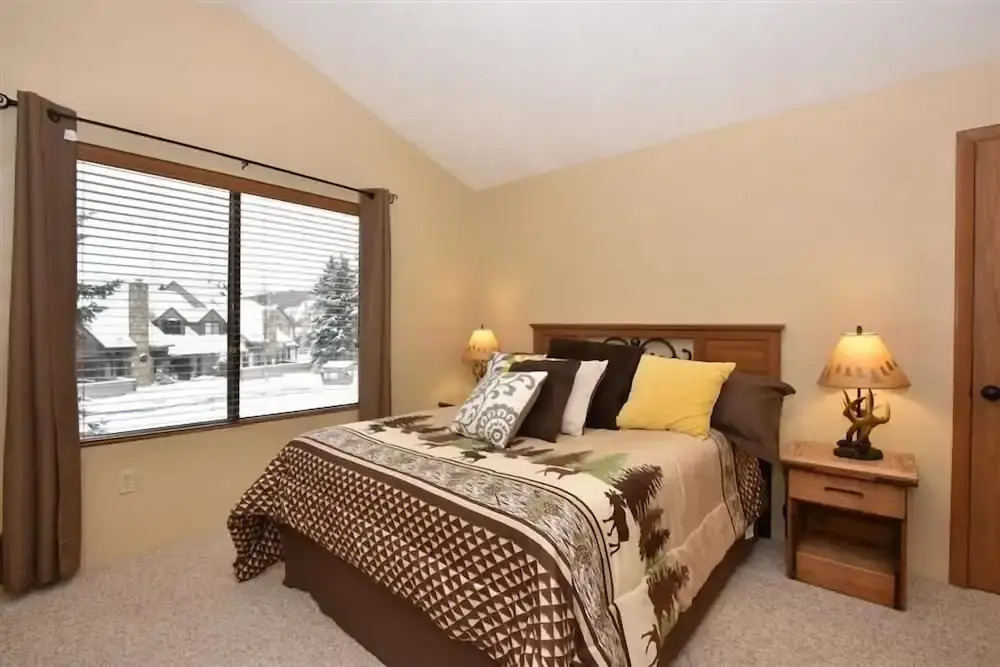Seven Springs 1 Bedroom Premium Condo, Ski In/Ski Out by RedAwning