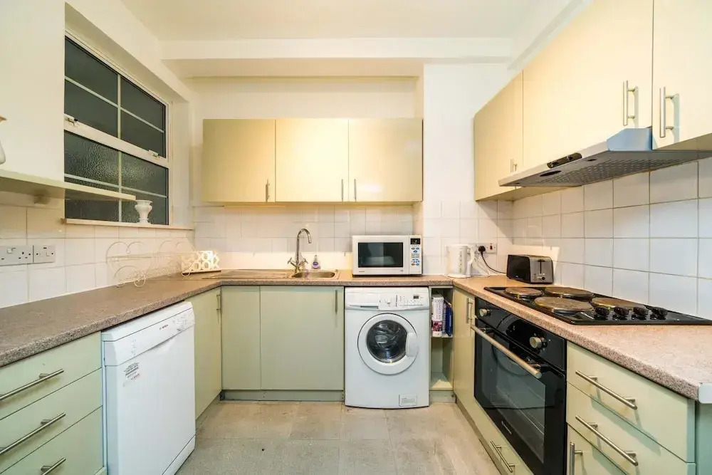 NEW 3BD West Kensington Flat Close to City