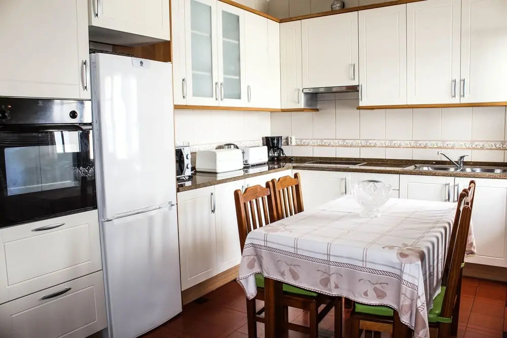 4 Bedrooom villa with gated pool located between Olhas da Agua and Albuferia