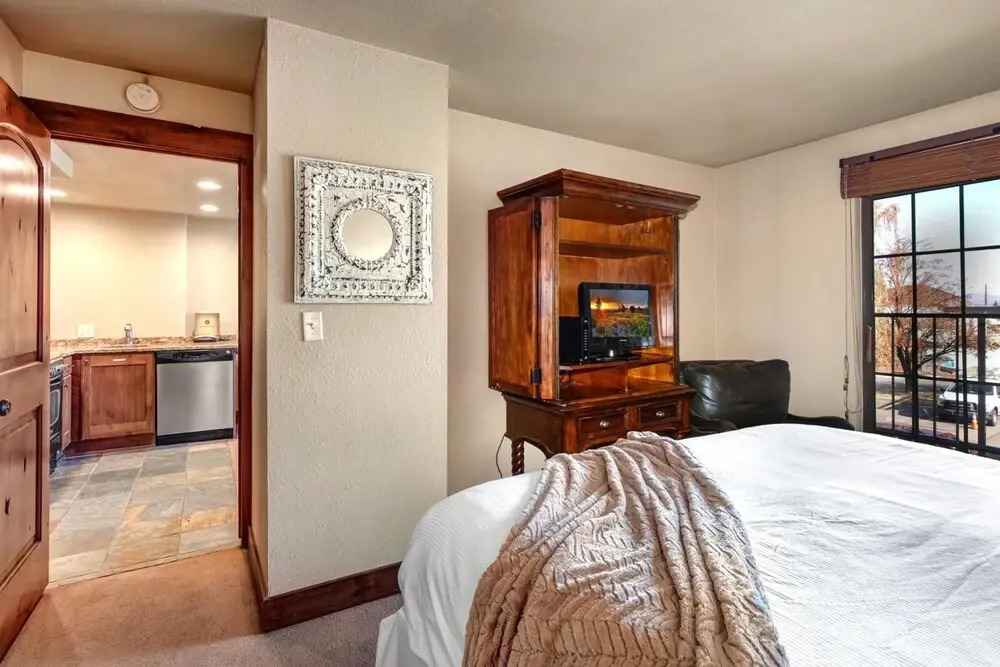 K B M Resorts- Cbi-205 Upgraded 1bd, Wood Fireplace, Full Kitchen, Wifi, Walk to Slopes!
