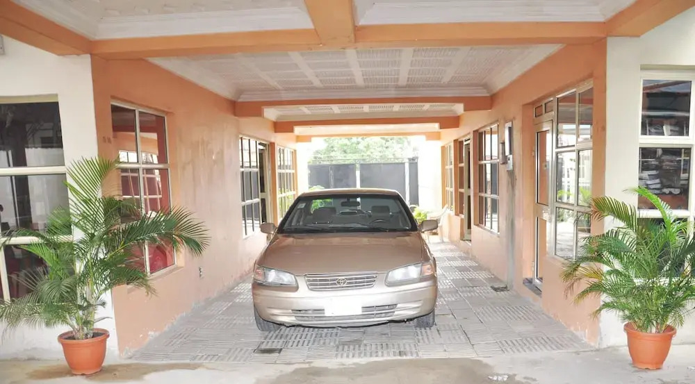 Hotel 100% and Suites