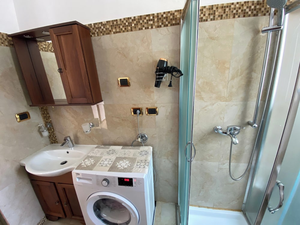 Apartment - Sleeps 5, Free Parking & Pet Friendl