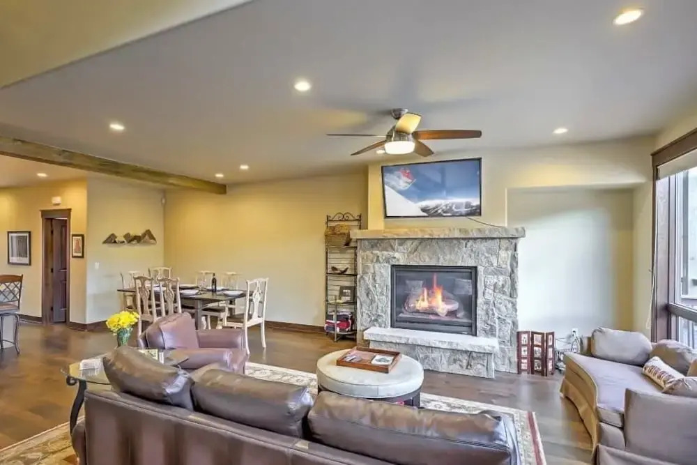 Upscale Decks, Heated Garage, Near Shuttle 3 Bedroom Townhouse
