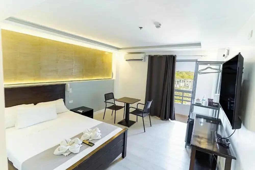 Spotlight Hotel near Hundred Islands Wharf