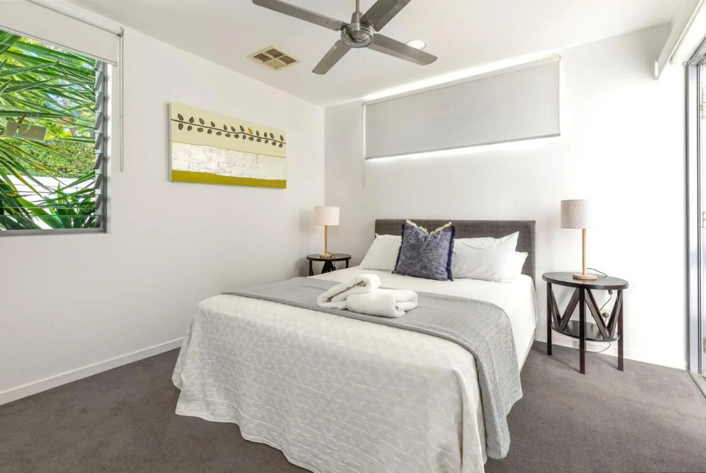 Lovely 3 bed apartment all on one level lift pool air con good ocean views