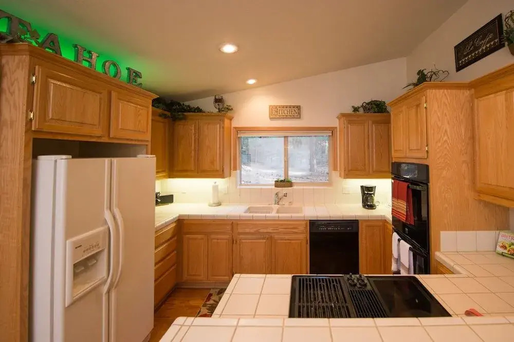 4BR House in the Pines w Hot Tub by RedAwning