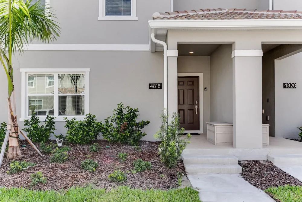 4bed 3Ba Storey Lake Home w. Pool