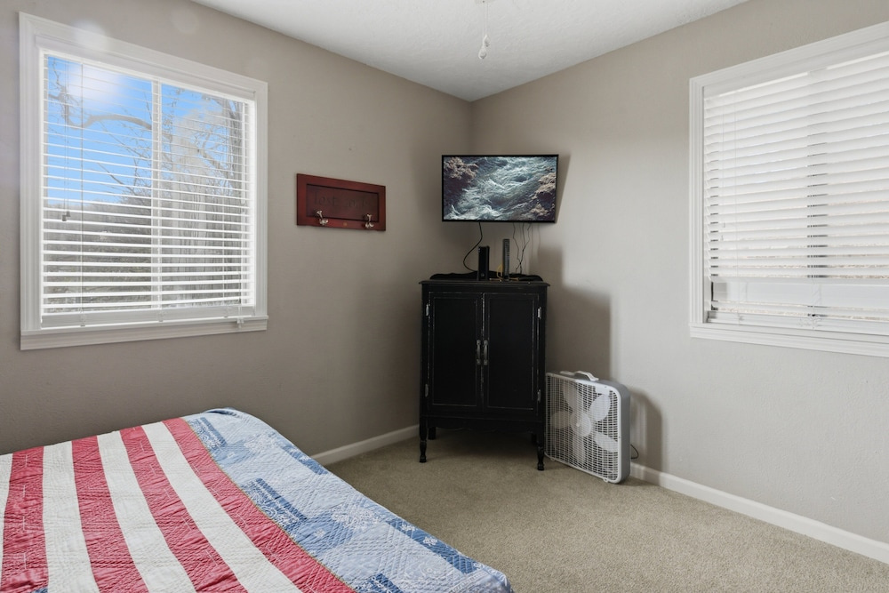 Family-friendly Lakefront Home Near Shorty Pants Bar 21 MM
