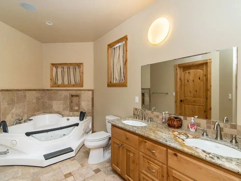 5BR Beauty in South Lake Tahoe by RedAwning