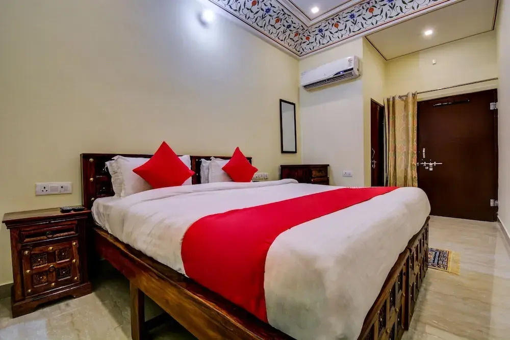 OYO 22287 Hotel Dev Palace