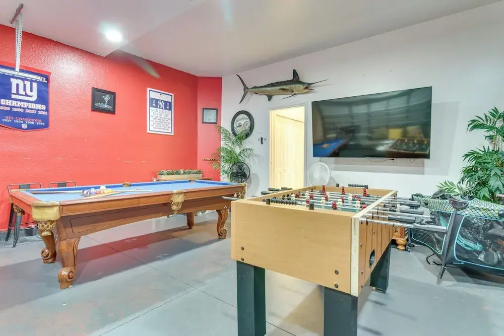 Lanai & Pool: Spacious Villa Near Disney