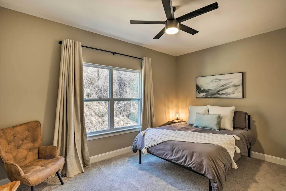 Mtn Views, Walkable Location: Asheville Retreat