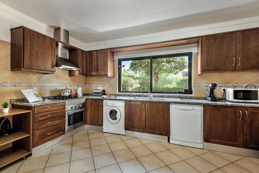 Exclusive Retreat in Vilamoura, Private Pool, Off-street Parking, Free AC & Wifi
