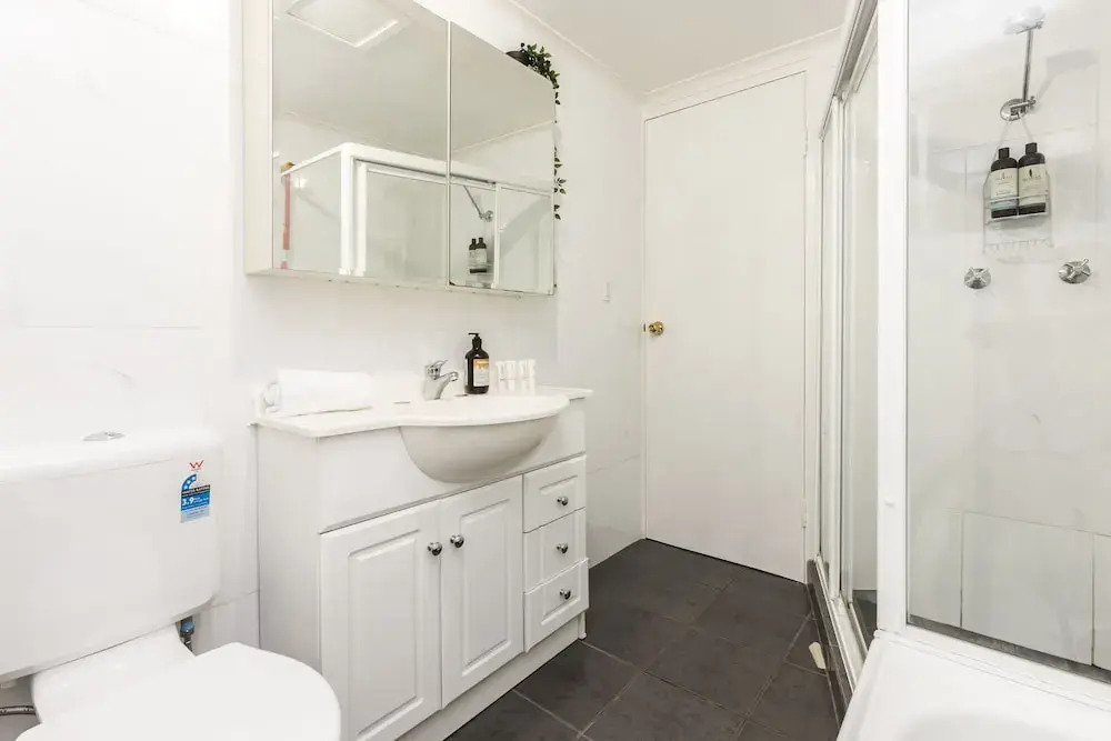 Two Bedroom Apt Close To Chatswood With Parking