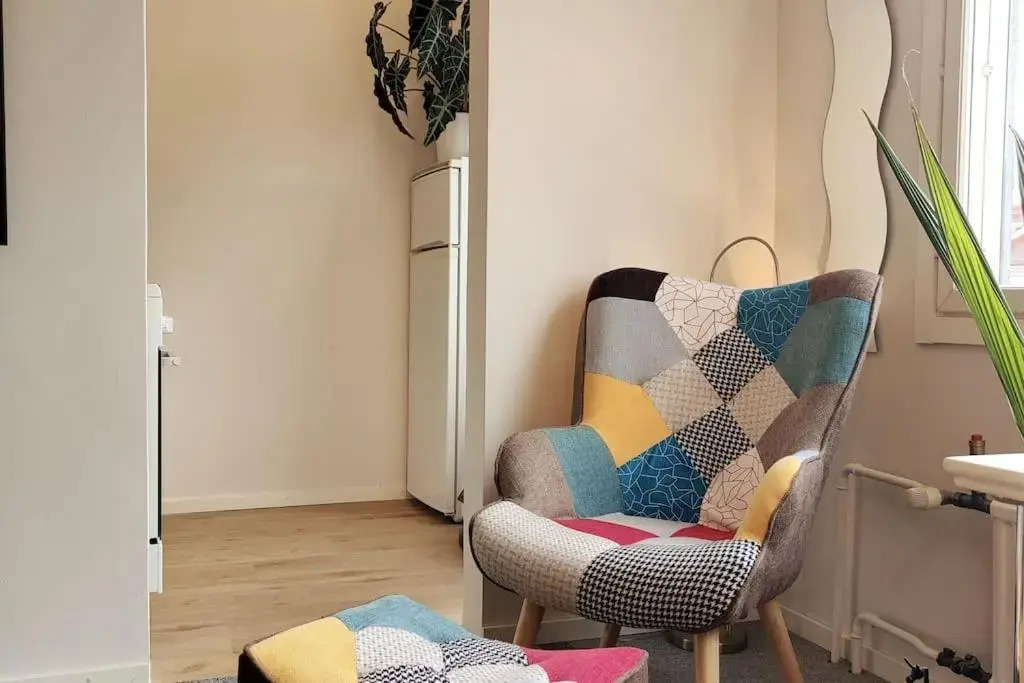Lovely 7th floor studio full of color, enjoy!