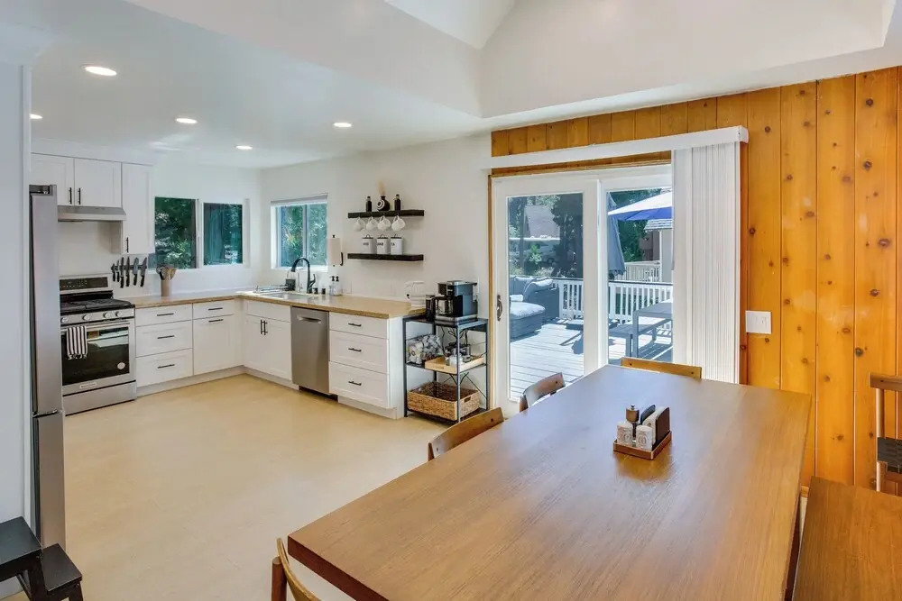Charming Lake Arrowhead Cabin w/ Deck & Game Room!