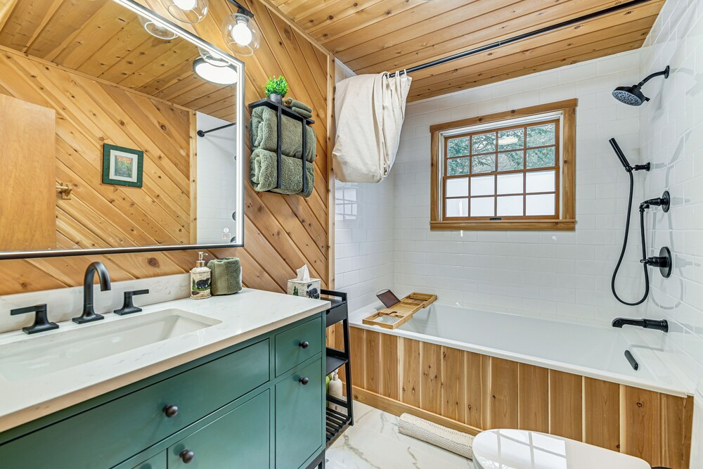 8 Mi to Mt Snow: 'cozy Bear Cabin' w/ Hot Tub!