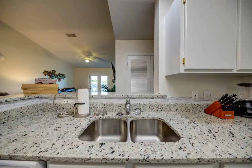Peaceful and secure pet-friendly condo in Gulf Shores, steps from swimming pool