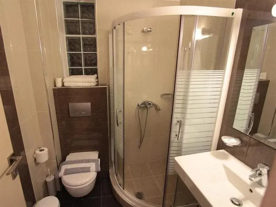 Alarzo Rooms