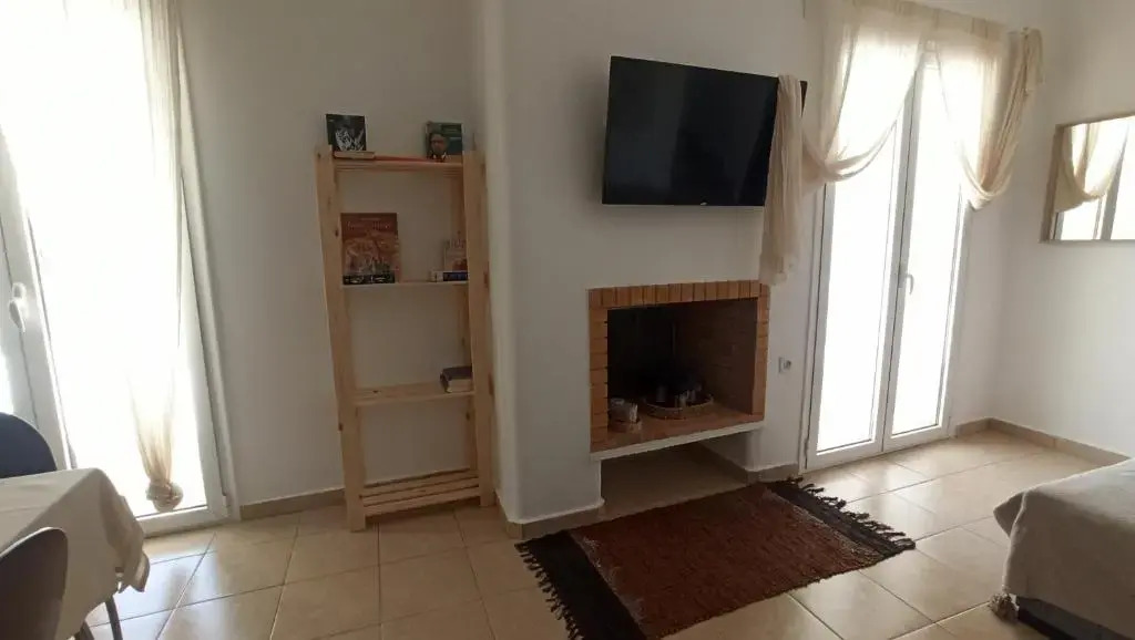 Family-size House in the fields of Naxos 2BR Queen, 2TV, 2WC