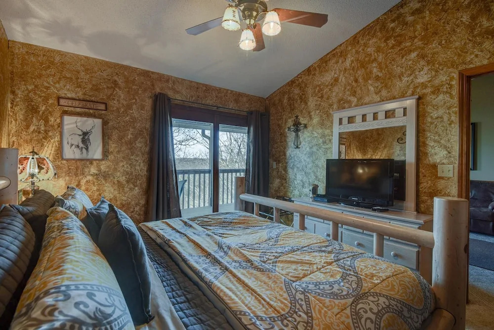 Westcreek Lodge @ Notch-vaulted Ceilings, 2 Pools, Private Lake, 1 Mile to Sdc!