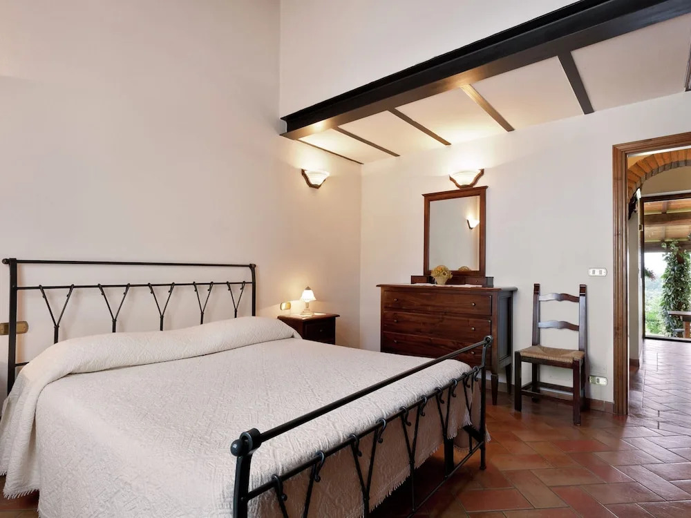 Modern Holiday Home in Foiano della Chiana with Pool