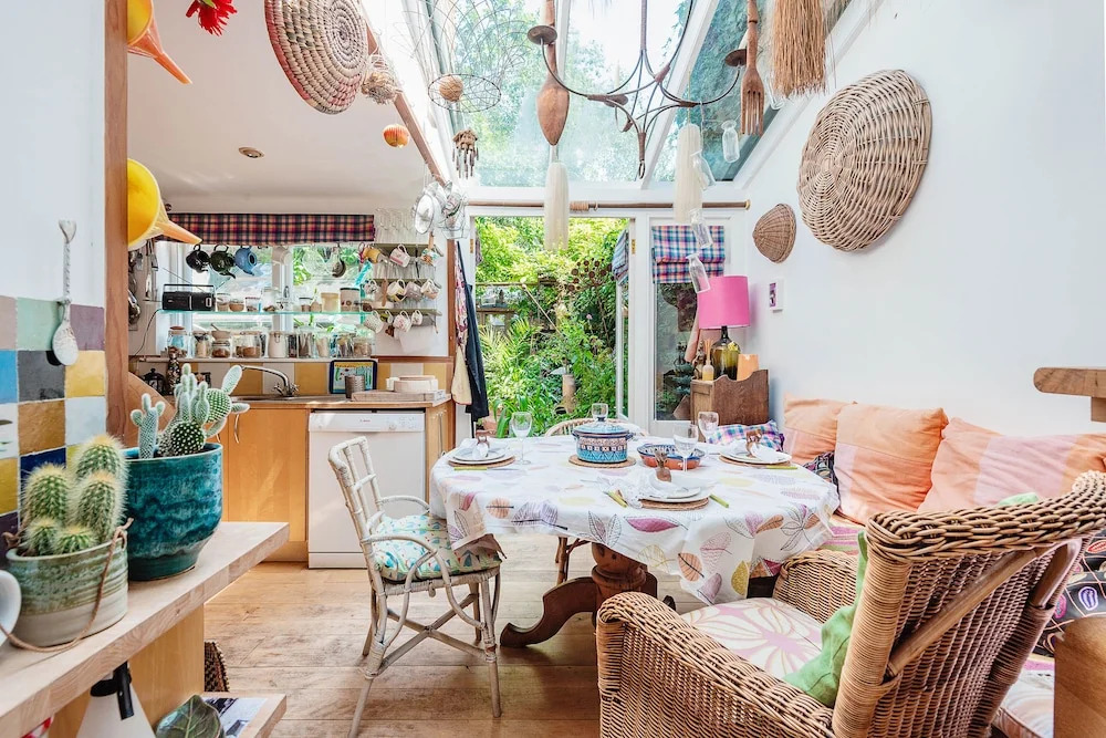 Enchanting Hammersmith Home Close to Shepherds Bush by Underthedoormat