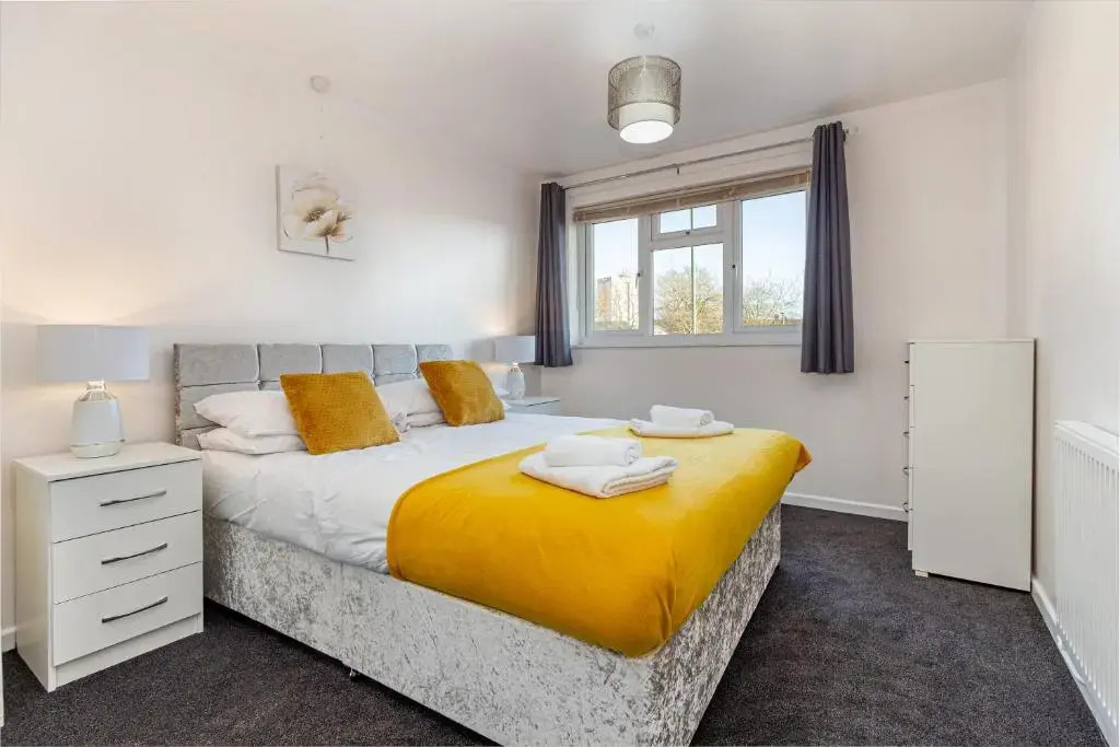 4 Bedrooms Cosy Family Home, Super-Fast Wi-Fi, Free Parking, The Saddlers Gateway