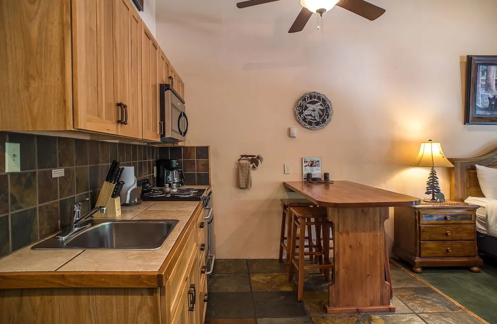 Cottam's Lodge by Alpine Village Suites