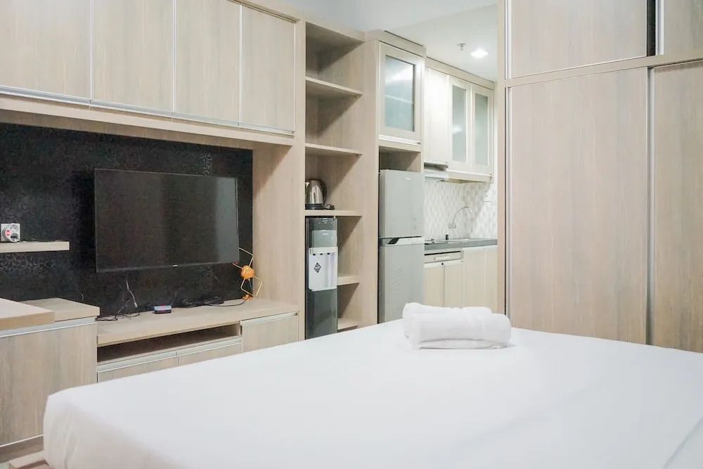 Comfy Studio at Trimezia Beverly Apartment By Travelio