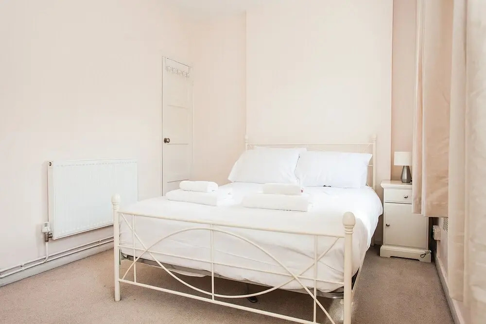 Bright 2 Bedroom Property With Balcony