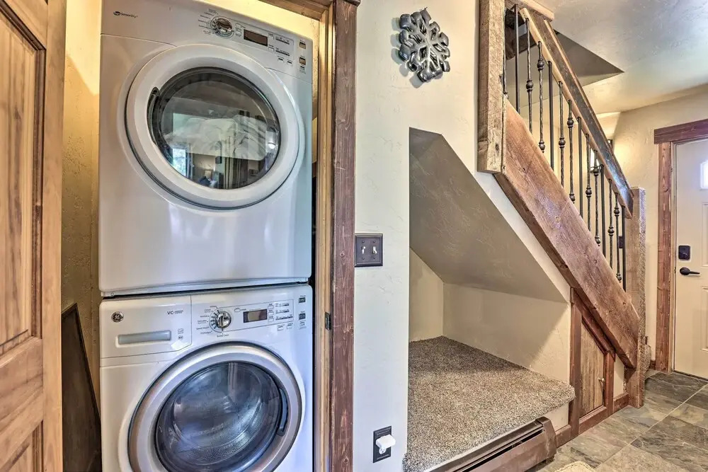 3-story Home w/ Balcony ~ 6 Mi to Winter Park!