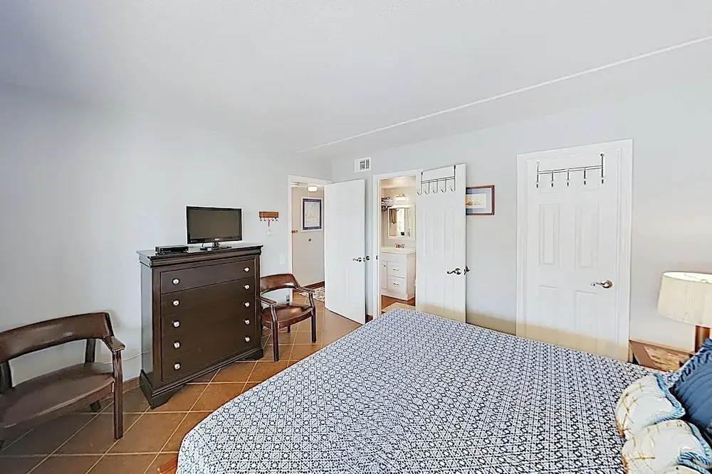 Landfall Tower W/ Balcony, Pool & Boat Slips 1 Bedroom Condo