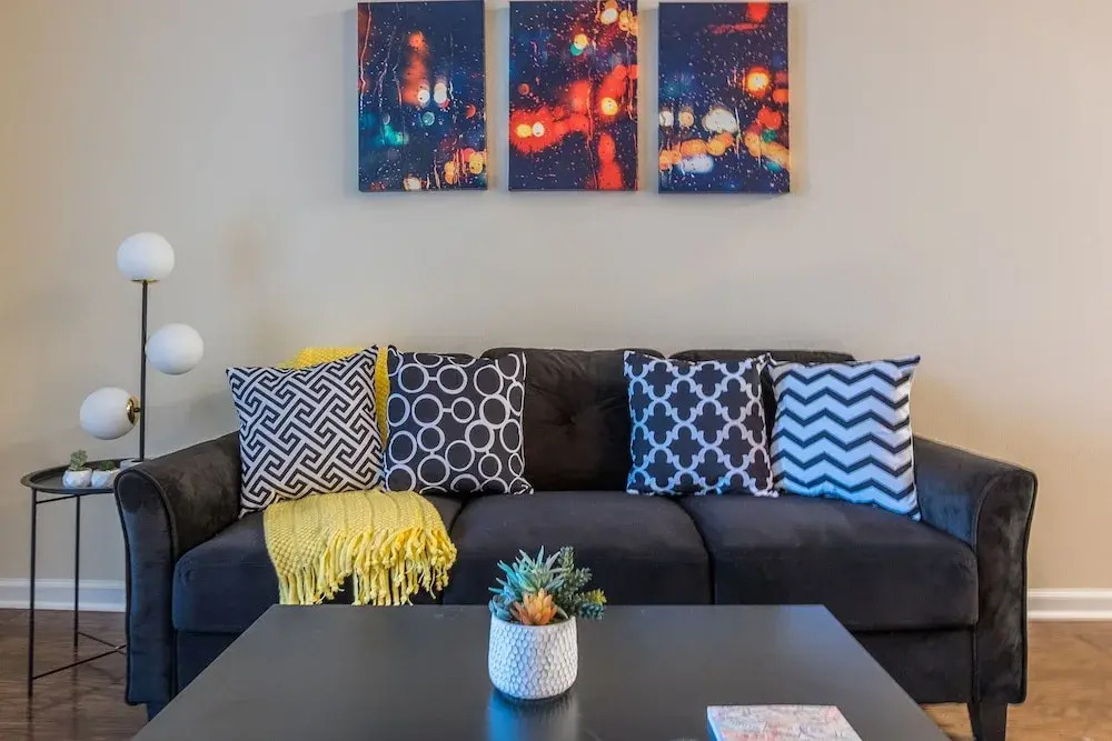 Southside 1 BR Apt with Parking by Frontdesk