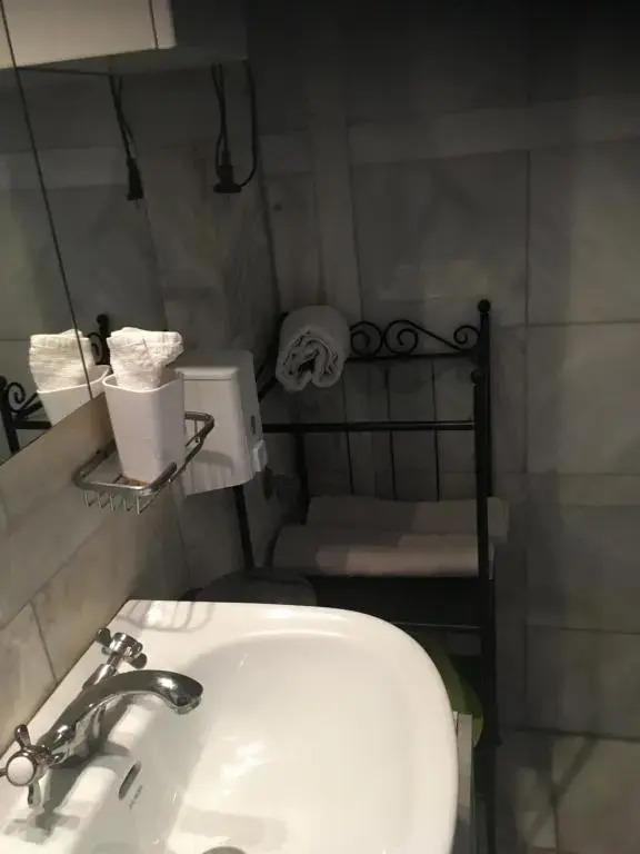 Marias 2 Studios Apartments Flats to Let -heart city ,50m harbor Chantzara