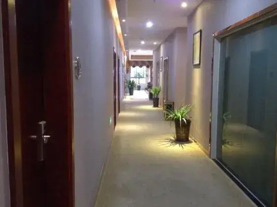 Fenghuang Huating Hostel