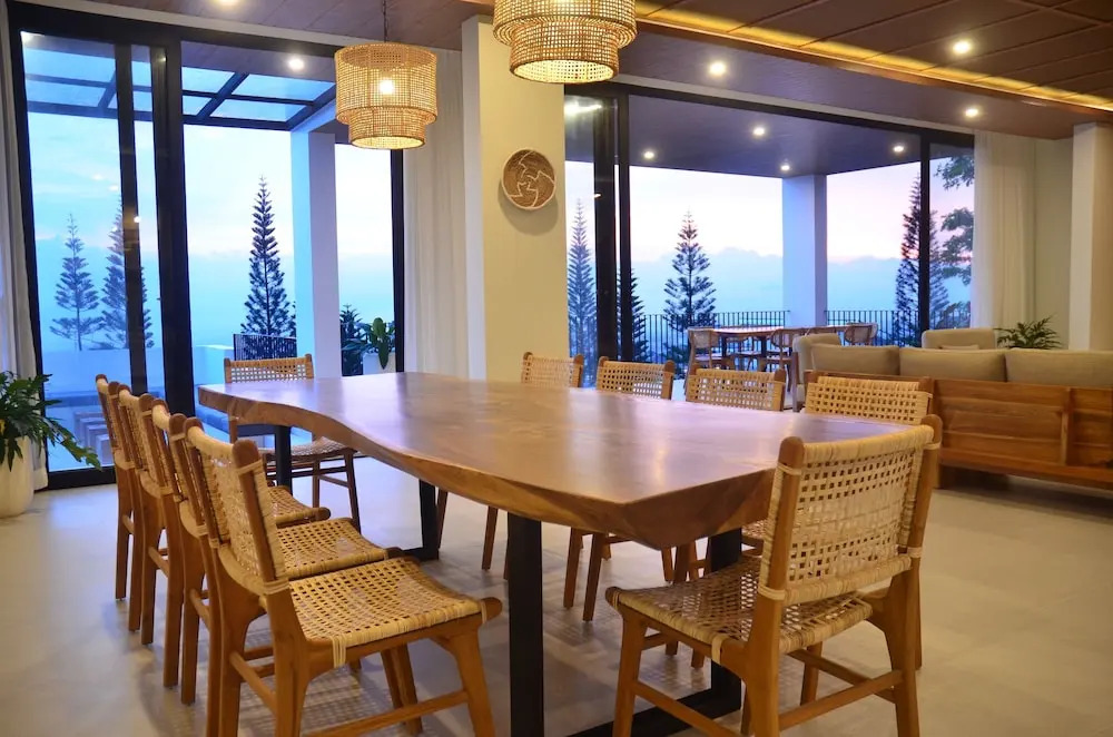 Sunrise City View Villa 9 Bedrooms With a Private Swimming Pool and a Billiard Table